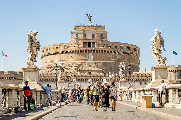 castel sant'angelo festung und blick auf die brücke in rom, italien. - bernini castel fort tiber river stock-fotos und bilder