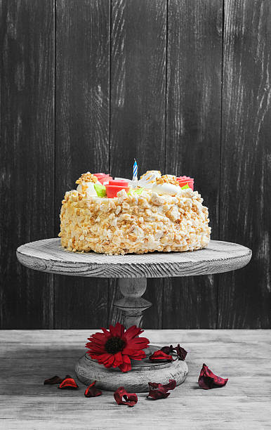 istock Cream biscuit cake with roses 538768790