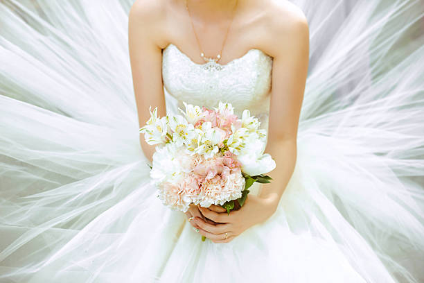 o bouquet de noiva - wedding dress bouquet wedding bride imagens e fotografias de stock