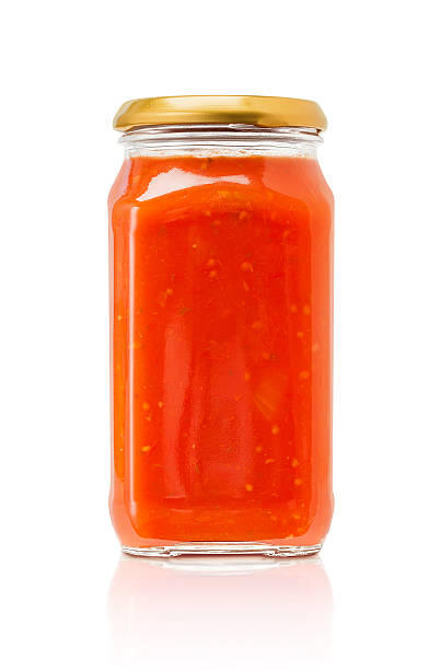 бутылка соуса pasta изолированная на белом фоне - tomato sauce jar стоковые фото и изображения