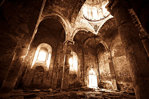 opuszczony budynek - abandoned church indoors dirty zdjęcia i obrazy z banku zdjęć
