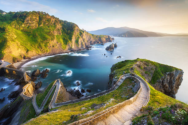 treppen in san juan de gaztelugatxe - baskenland stock-fotos und bilder