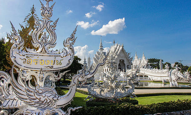 bela enfeitado branco templo localizado em chiang rai norte da tailândia - bangkok province photography construction architecture imagens e fotografias de stock