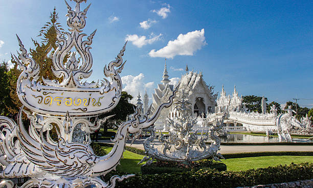 красивый декоративный белый храм расположен в чианграе северном таиланде - bangkok province photography construction architecture стоковые фото и изображения