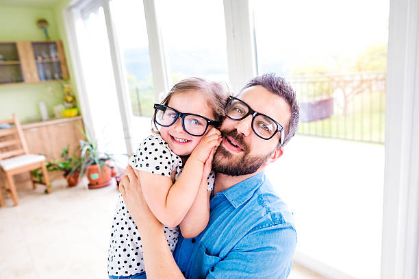 pai com sua pequena menina em óculos hipster preta - glasses child cute offspring imagens e fotografias de stock