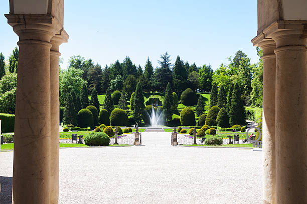 jardim com fonte do palácio palazzo dos este - varese - fotografias e filmes do acervo