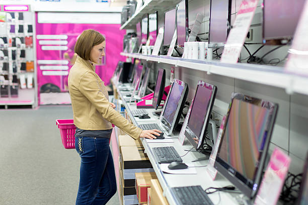 frau kauf desktop im store - electrical equipment electronics store store shopping stock-fotos und bilder