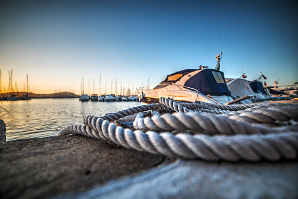 close up of a rope in alghero harbor - recreatieboot stockfoto's en -beelden