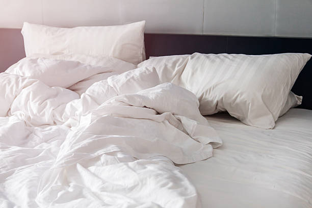 cama e branco almofadas com rugas no quarto cobertor - lpn imagens e fotografias de stock