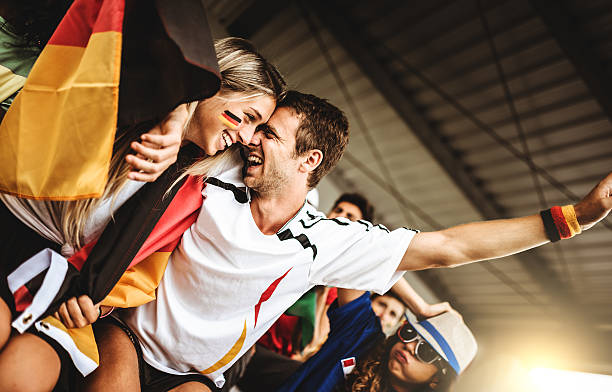 deutsch adepto no estádio de futebol - casal da alemanha adora torcedores no estádio - fotografias e filmes do acervo