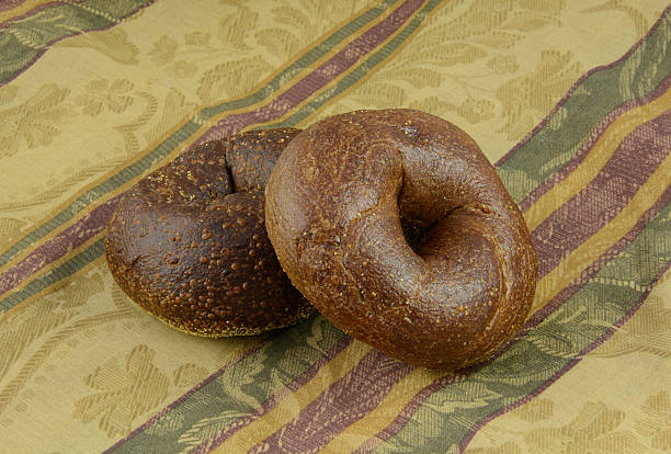 pumpernickel bagels - 粗黑麥麵包 個照片及圖片檔