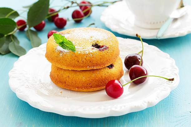 clafoutis con cherries y crema batida. - sour cherry cherry sour taste cute fotografías e imágenes de stock