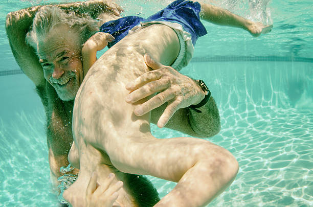 회전시키는 그랜파 수중 여름 대한 - swimming swimming pool senior adult child 뉴스 사진 이미지