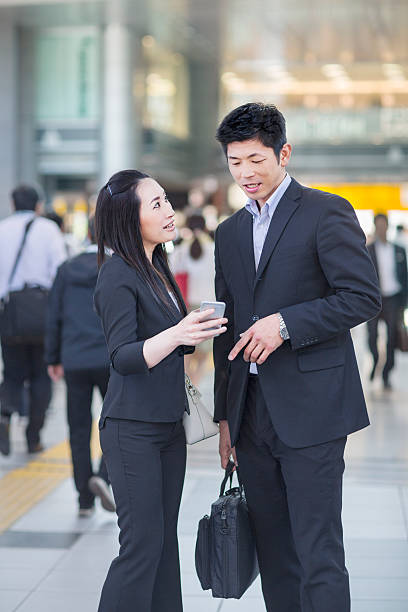 dois profissionais de negócios japoneses a falar - rush hour commuter on the phone tokyo prefecture imagens e fotografias de stock