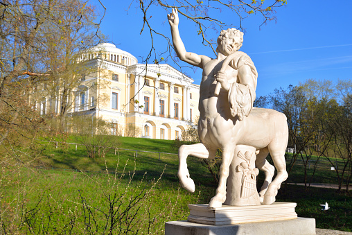 Estatua del centauro en el Parque Pavlovsk. photo