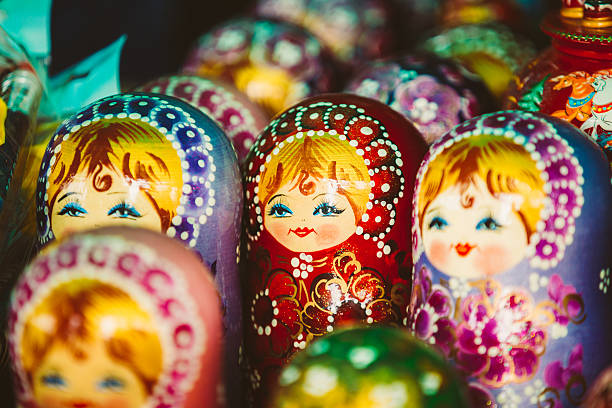 colorido ninho bonecas russas matreshka matrioshka no mercado - russian nesting doll babushka doll large group of objects - fotografias e filmes do acervo