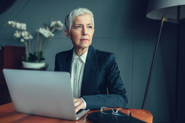 マチュア女性実業家ポートレートで自分のオフィスにお問い合わせください。 - board room business relaxation office ストックフォトと画像