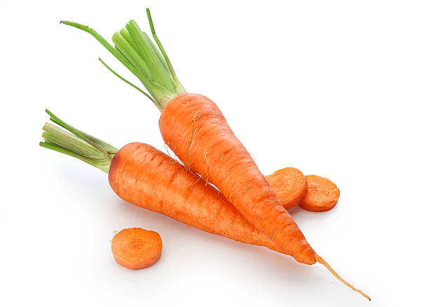 carote fresche crude intere e affettate - whole carrots foto e immagini stock