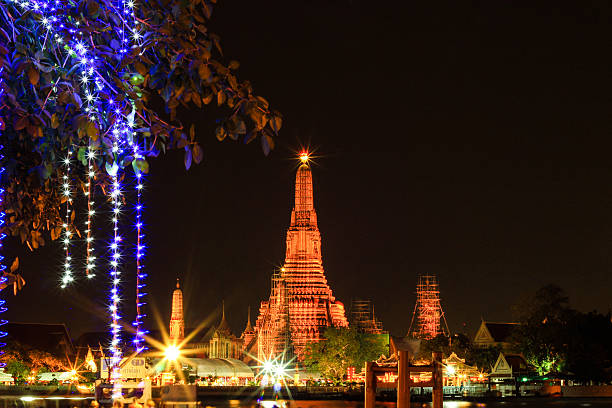 ват арун ratchawararam ratchawaramahawihan (храм рассвета) ночью - thonburi стоковые фото и изображения