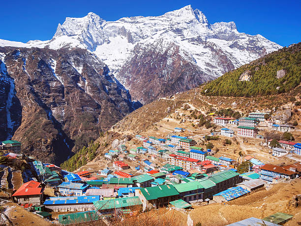 bazar de namche village, de l "everest région de l'himalaya, népal - namche bazaar photos et images de collection