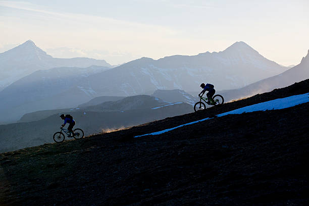 эндуро катание на горных велосипедах - mountain biking extreme sports cycling bicycle стоковые фото и изображения