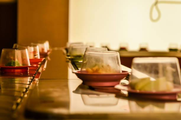 回転寿司レストランのお料理 - 回転寿司 ストックフォトと画像