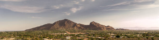 phoenix,az, camelback mountain landschaftsbild - panoramic canyon arizona scenics stock-fotos und bilder