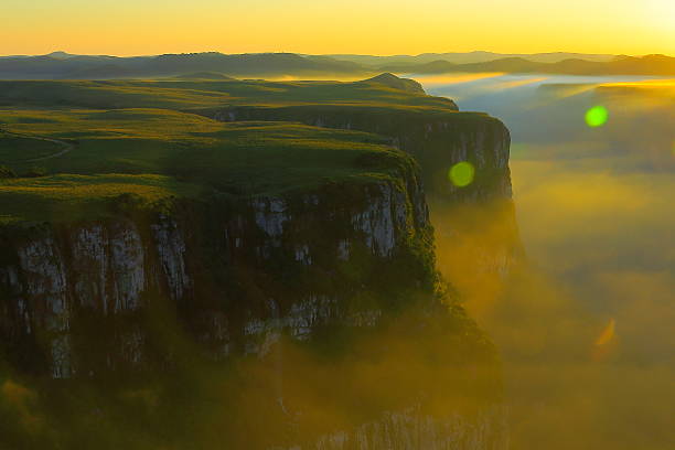 cañón valle de la fortaleza, dramática puesta de sol, rio grande do sul, brasil - altiplanicie fotografías e imágenes de stock
