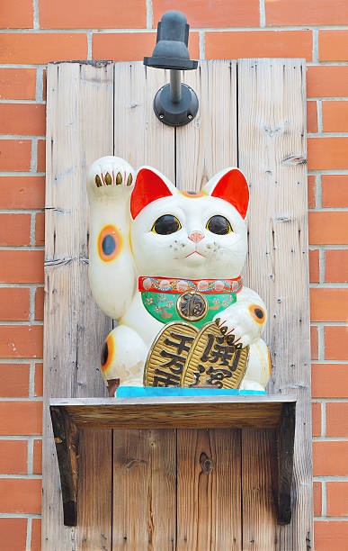 istock Maneki Neko cat. on the wall block 538811153