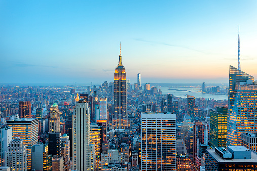 panorama de los rascacielos de Manhattan con su iluminación al atardecer, Nueva York photo