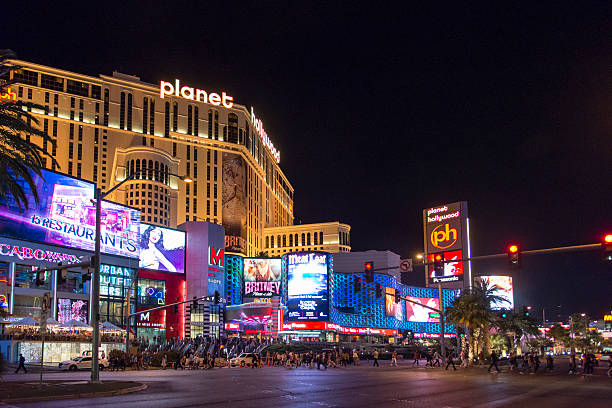 planet hollywood las vegas strip на ночь - britney spears стоковые фото и изображения