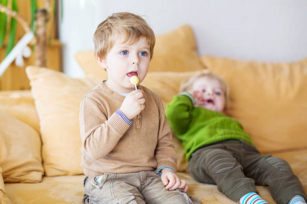 istock Two little brother boys watching tv indoor 538837905