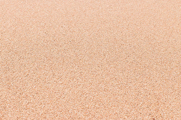 песок текстуру.   песчаный пляж на заднем плане.   вид сверху - sandy brown стоковые фото и изображения