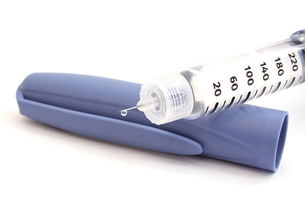 disminución de la insulina - surgical needle syringe prick injecting fotografías e imágenes de stock