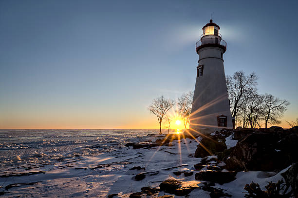 marblehead маяк sunrise - snow winter coastline sunrise стоковые фото и изображения