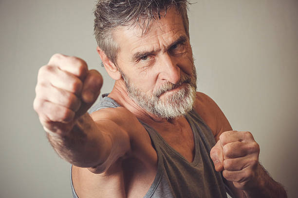 senior homme en position de combat  - clothing gray hair human age recreational pursuit photos et images de collection