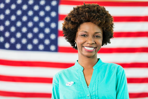 belle femme afro-américaine devant drapeau américain - politician election political rally politics photos et images de collection