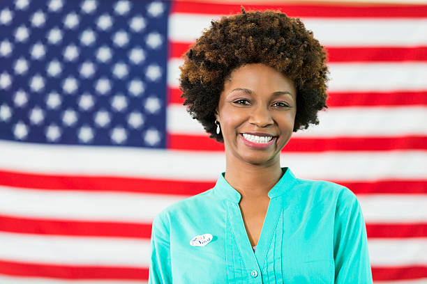 아름다운 아프리카 계 미국인 여자 ~의 전면 미국 국기 - politician voting politics election 뉴스 사진 이미지