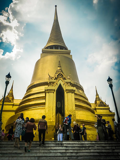 wielu turystów w phra si ratana chedi, grand palace bangkok - prasart phra debidorn zdjęcia i obrazy z banku zdjęć