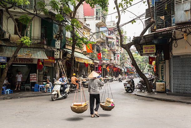 vendedor de rua, o transporte de mercadorias em cestas em hanói - vietnam asia hanoi street - fotografias e filmes do acervo
