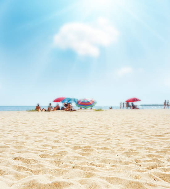 sable sur la plage en gros plan et soleil dans le ciel bleu - day sunlight sky sea photos et images de collection