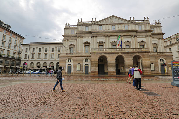 fachada del teatro la scala, milán, italia - milan italy stage theater opera house built structure fotografías e imágenes de stock