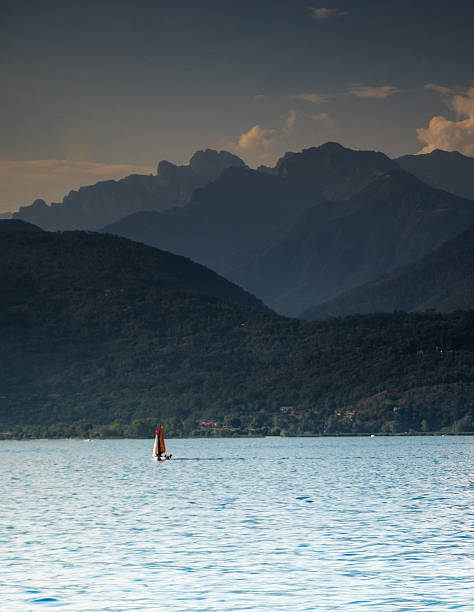 coucher de soleil sur le lac, italie - romantics photos et images de collection