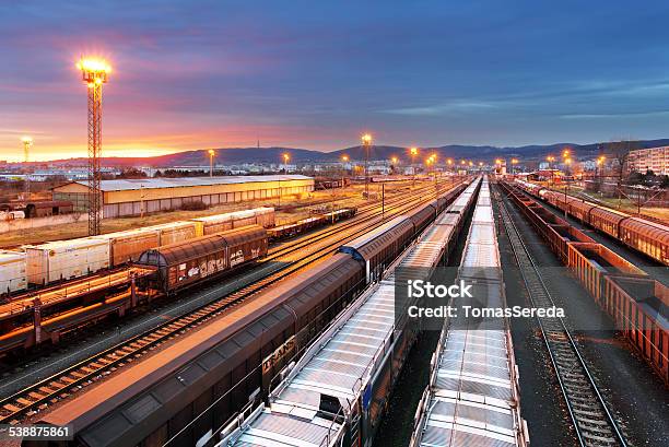 Güterzugverkehr Und Eisenbahncargoverkehr In Der Abenddämmerung Stockfoto und mehr Bilder von Bahnfracht