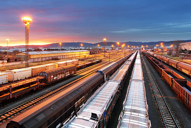 fracht pociągi i koleje w zmierzch-transport cargo - rail freight zdjęcia i obrazy z banku zdjęć