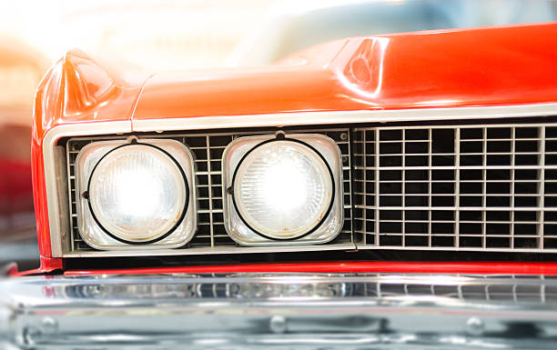 close-up do farol de um carro vermelho clássico - car bodywork flash - fotografias e filmes do acervo