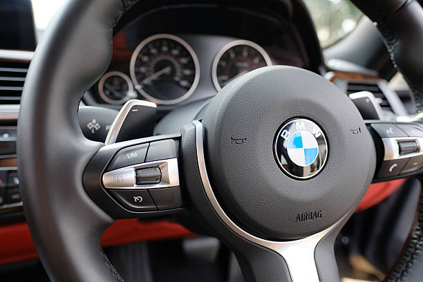 volante vista de um modelo desportivo bmw coupé - bicycle gear fotos imagens e fotografias de stock