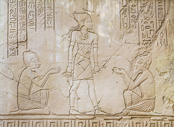 egipcio antiguo escultura de arte hundido tirones - templo de nefertari fotografías e imágenes de stock