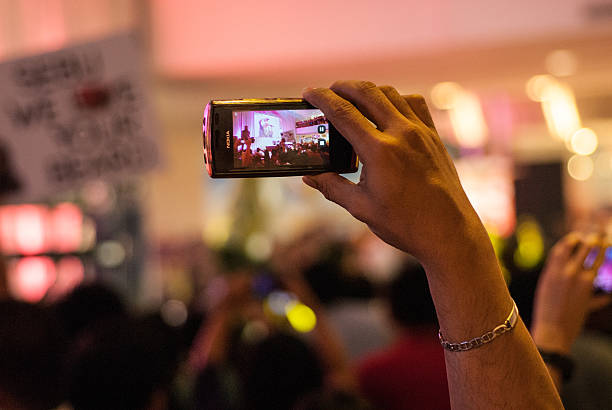 video de tomar de un concierto de - nokia fotografías e imágenes de stock