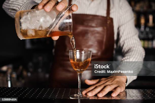 Barman Sirve Cócteles Sin Alcohol En Vidrio Foto de stock y más banco de imágenes de Alcoholismo - Alcoholismo, Alimento, Bebida